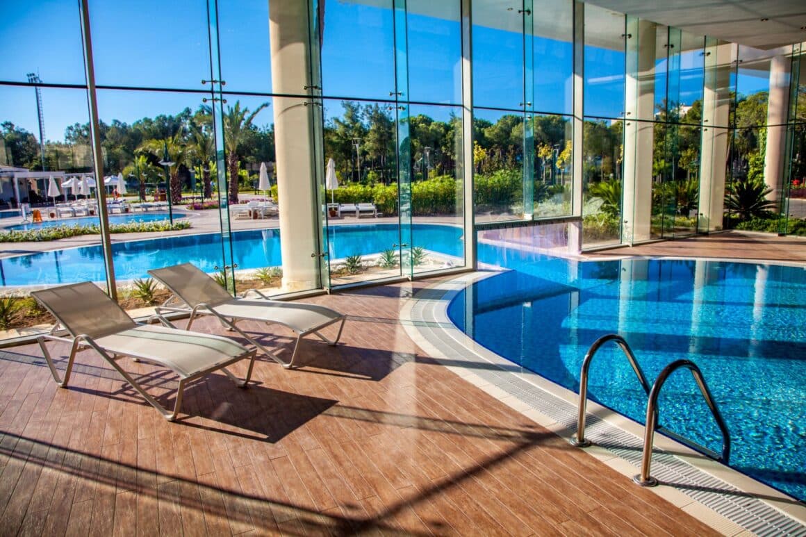 Indoor-Pool in einem Hotel