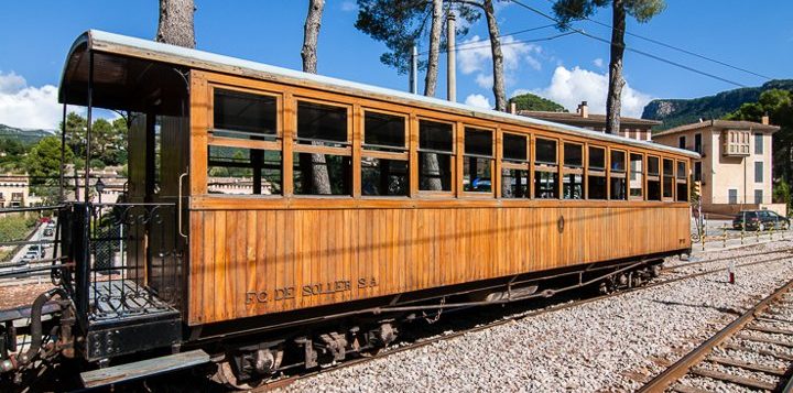 Der rote Blitz Mallorca Zug Tren de Sóller (historische Bahn)